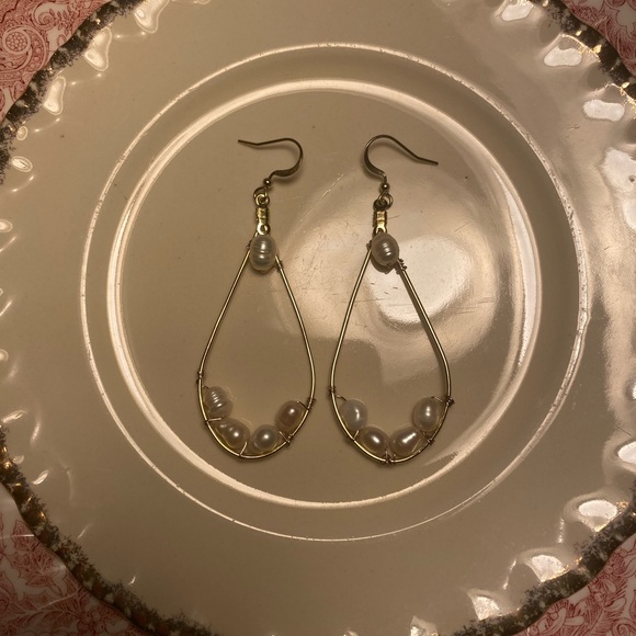 ๐ Tara Designs beautiful handmade gold tone freshwater pearl drop earrings. - Picture 4 of 4